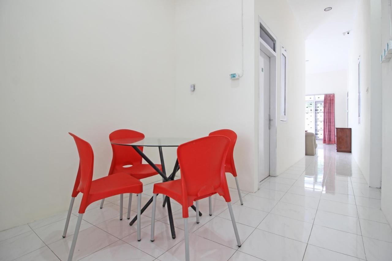 Reddoorz Near Terminal Tirtonadi Hotel Surakarta  Exterior photo